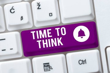 Düşünmek için ilham veren zamanı, kavramsal fotoğrafı gösteren metin. Bazı şeyleri yeniden düşün. Önemli Veri ve Yeni Fikirler Arayan İki Elli İşadamı 'nı düşünmek için yansıma zamanı..