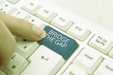 El yazısı imzası Bridge The Gap, Kavramsal fotoğraf Engelleri aştı Cesaret Cesareti Güçlendirme İş kadını Konuşma Baloncuğu Önemli Mesajlarla.