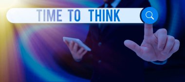 Metin başlığı Düşünmek İçin Zaman Veriyor, İş Gözden Geçir Bazı şeyleri Düşünmek İçin Zaman Yansıması Anı Önemli Mesajlarla Duran İş Kadını Tutan Cep Telefonu.