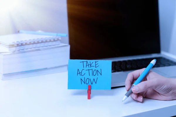 Концептуальный Дисплей Take Action Now Internet Concept Asking Someone Start — стоковое фото