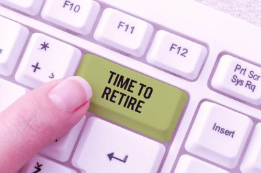 Emeklilik, internet kavramı ve emekli olma zamanını gösteren metin yeterince yaşlı yaşlılarda çalışmayı durdurur