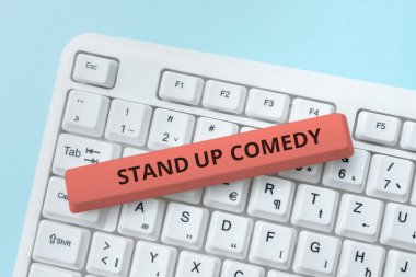 Kavramsal başlık Stand Up Comedy, Business overview Komedyen canlı seyirci önünde konuşuyor Hands Holding Lamba Rocket with business sman Sunar Yeni Fikirler Girişimleri