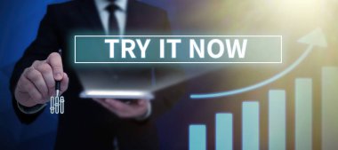 Metin gösterimi yazılıyor Şimdi Dene, Yeni bir deneyin ücretsiz denemesi anlamına geliyor Düşünce kabarcıkları Sohbet ve Sosyal Ağ Medyasını temsil ediyor.