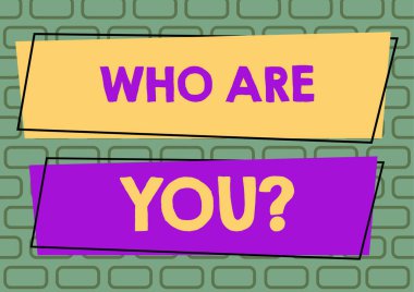 Kimi Sorguluyorsun metni yazarken, iş gözden geçirmesi kendinizi tanımlayın. Çevrede çiçekler ve ataçlarla yeni fikirler içeren kişisel karakteristik yırtıcı kağıt parçası.