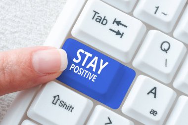 Kavramsal başlık Olumlu Kalın, İnternet Konsepti İyimser Motivasyonlu İyi tutum Ümit dolu takım elbiseli iş adamının elinde başarılı takım çalışmasını sembolize eden not defteri.