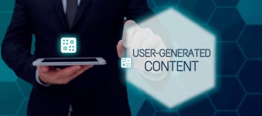 Kavramsal Görünüm Kullanıcı İçeriği, İnternet Konsepti Resimleri Kullanıcı Adı Tablet Tutan ve Önemli Haberleri Bir Parmakla İşaretleyen İş Kadını tarafından gönderilen metin videoları