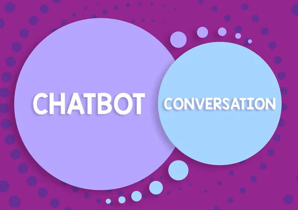 チャットボットの会話を表示するサイン 仮想アシスタント人工知能とインターネットの概念チャット未来のジグソーピースを持つ男ビジネス戦略を提示 — ストック写真