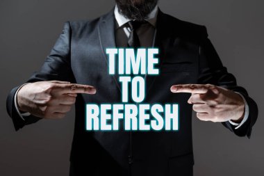 Kavramsal başlık Tazeleme, İş Konsepti Kadın Tableti Tutma ve Önemli Fikir Üzerine Bir Parmakla İşaret Etmek İçin Doğru Zaman.