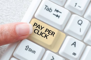 Tıklama başına ödeme metni, kavramsal fotoğraf İnternet Reklam Modeli Arama Modeli Modeli Pazarlama Stratejisi İşadamı takım elbisesi içinde başarılı takım çalışmasını simgeleyen açık avuç içiyle yazılıyor.
