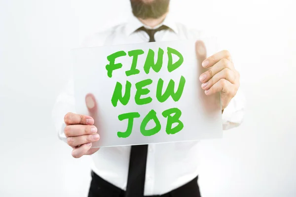 显示找到新工作的文字标牌商务概览寻找新的职业机会解决失业问题的办法写字台上贴在一张纸上的重要说明 — 图库照片