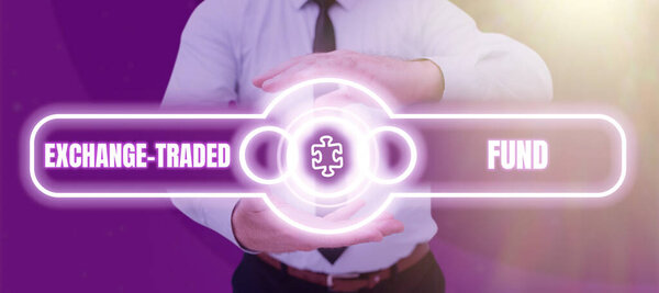 Концептуальная подпись Exchange Traded Fund, Бизнес-подход Рыночная безопасность, которая отслеживает фондовый индекс Леди в костюме держит ручку, символизирующую успешную командную работу.