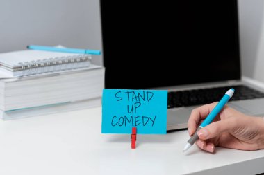 Stand-Up Komedi, Komedyen Sözcüğü canlı seyirci önünde canlı performans sergileyen İşadamı Sunar: Over Hand And Show Önemli Mesajlar.
