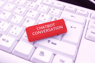 Chatbot Sohbeti 'ni gösteren metin işareti, Sanal Asistan Yapay Zeka Parçası ile Renkli Kağıt Ataşlarıyla çevrili Sohbet anlamına geliyor.