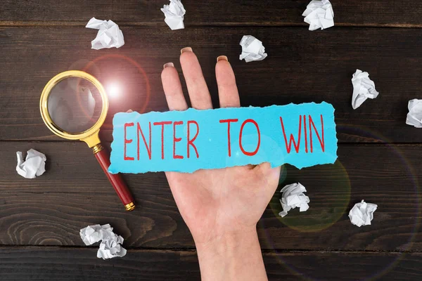 El yazısı metni Kazanmak İçin Girin, İnternet Konsepti Piyango Kadını 'nı Tabletle Kazan, Veri Koruması İçin Dijital Kilitleri Sunan Büyük Ödül Kazanmaya Çalışıyor.