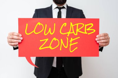 Kavramsal görüntü Düşük Karbonhidrat Bölgesi, İş Dünyası Sağlıklı Diyet Daha fazla protein tüketmek için Şekersiz İşadamı Önemli Bilgilerle Konuşma Baloncuğu.