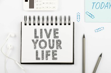 Kavramsal başlık Hayatınızı Yaşayın, Kavramsal Fotoğraf Motivasyonu Hayallerinizi takip etmek için ilham Amaçlarınıza ulaşın