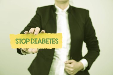 El yazısını durdurun Diyabet, İş görüşü Şeker Seviyelerinize dikkat edin Sağlıklı Beslenme Alışkanlıkları Takım Elbiseli İşadamı açık avuç içi ile başarılı takım çalışmalarını sembolize ediyor.