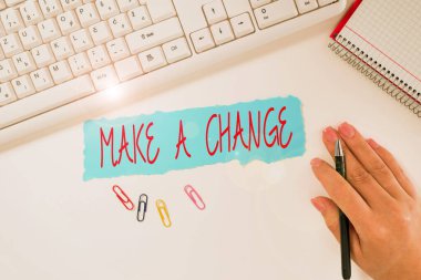 Değişiklik Yapın, Yeni Bir Şey Deneyin, Evrim Geliştirme Gelişimi, Olgun İş Kadınlarının Masasında Tableti Olması ve Yeni Fikirleri Kalemle Göstermesi.