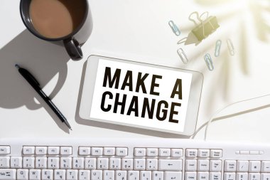 Bir Değişiklik Yap, Kavram 'ı gösteren metin işareti, yeni bir şey dene Evrim Geliştirme Geliştirme Gelişim İş Adamı takım elbisesi içinde elinde not defteri ile başarılı takım çalışmasını sembolize ediyor..