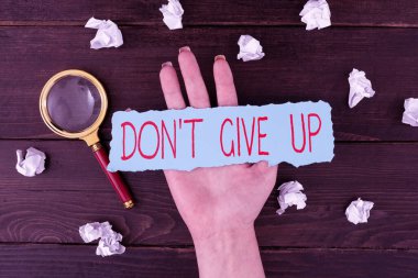 İlham kaynağı olan metni Bırakma, İnternet Konsepti Başarılı olana kadar Denemeye devam et Hayallerini takip et Güç Düğmesi İşaretli Ampulü Tutan ve Yeni Fikirler Paylaşan Kadın.