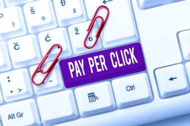 Tıklama başına ödeme, iş yaklaşımı İnternet Reklam Model Arama Motoru Pazarlama Stratejisi İş Kadını Masasında Tablet ve Yeni Fikirleri Kalemle Gösteren İşkadını.