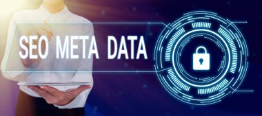 El yazısı metni Seo Meta Data, Arama Motoru Özelleştirme Çevrimiçi Pazarlama Stratejisi Kadın takım elbiseli başarılı takım çalışmalarını simgeleyen kalem tutuyor.