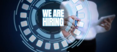 Kiraladığımız el yazısı metni, İş Gözden Geçirme İnsan Kaynakları İdaresi 'nin yeni eleman alımı için eleman aradığı önemli bilgiler için gözlük takıyor..