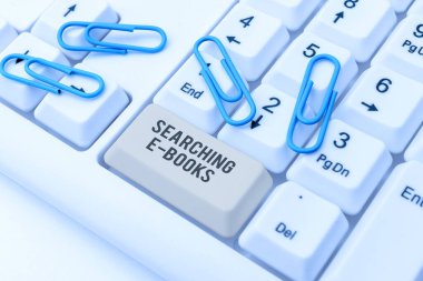 E Kitaplığı Sorusu Aranıyor, Kavramsal Fotoğraf Çevrimiçi Edebiyat Modern Okuma Aranıyor Not Defteri Üzerinde Önemli Mesaj Sunuluyor Hepsi Aroud.