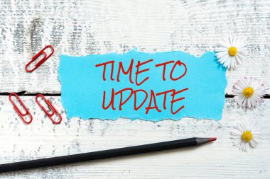 Güncelleme Zamanı sunan metin başlığı, Man Holding Dijital Görüntü Futuristik Teknoloji Bilgisayar Sistemi ile ilgili son bilgiler için Sözcük