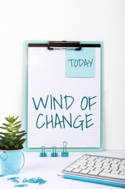 Değişim Rüzgarı 'nı gösteren tabela, iş dünyası vitrininin değişme zamanı farklı şekillerde dekore edilmiş rengarenk çiçekler ve ahenkli düzenlenmiş yeşillikler..
