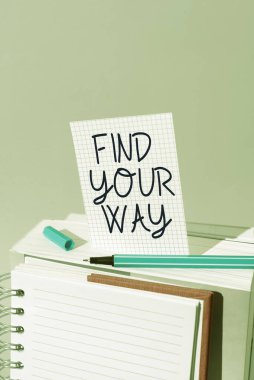 Yolunuzu Bul, Kavramını Bul anlamına gelen işaret. Hedeflere ulaşmak için kişisel yönlendirme amacına bakın. Adam Grafiksel Çoklu S ve Güç Düğmesini Gösteriyor..