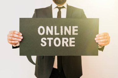 Metin Online Store, İşletme Fikri İnternet İş Dünyası Web sitesi. Takım elbiseli bir işadamının elinde başarılı takım çalışmalarını sembolize eden not defteri bulunduruyor..