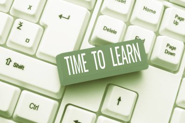 Yeni Bilgi, Yetenek, Eğitim ve kariyer geliştirme Sözcüklerini Öğrenmek İçin Zaman İmzala Kağıt Paketlerle çevrili Önemli İleti Kartonunun Bir Parçası.