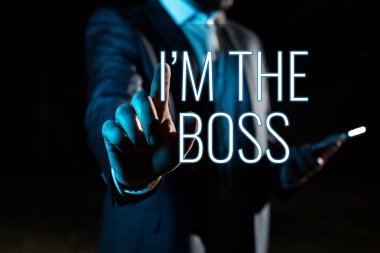 I M The Boss 'u gösteren bir yazı, bir iş ya da takım elbiseli bir iş adamı tarafından verilen emirler başarılı takım çalışmasını simgeliyor..