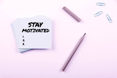 El yazısı. Motivasyonlu kalmaya devam edin. Bilgi ile bir hedefe her ulaştığınızda kendinizi ödüllendirin.