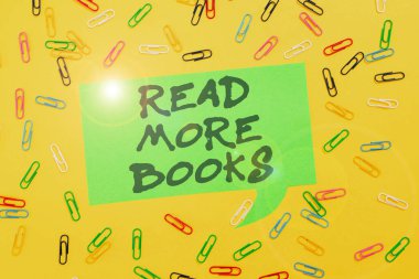 Metin okuma, daha fazla kitap okuma, iş konseptini yükseltme, eğitim seviyenizi yükseltme, takım elbiseli bayan elinde kalem tutarak başarılı takım çalışmalarını sembolize ediyor..
