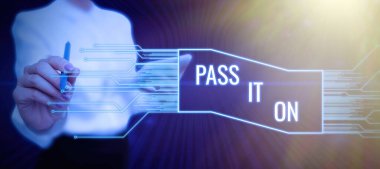 Metin başlığı Başkasına Geçir, İş Konsepti Başkalarıyla Bir şeyler paylaş Konuşan Kadın, Sanal Gerçeklik Kulaklığı Giyiyor ve Simülatörden Hoşlanıyor.