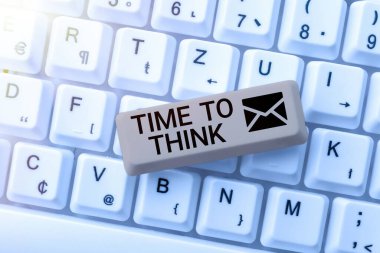 El yazısı zamanı düşünme zamanı, bazı şeyleri yeniden gözden geçirme üzerine yazma zamanı Vr gözlük takan ve önemli mesajları bir elin üzerinde sunan kadını düşünme zamanı..