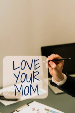 Anneni sev, internet kavramını gösteren bir ilham. Annenin duyguları sevmesi, takım elbiseli bir iş adamının elinde not defteri tutması, başarılı takım çalışmasını simgeliyor..