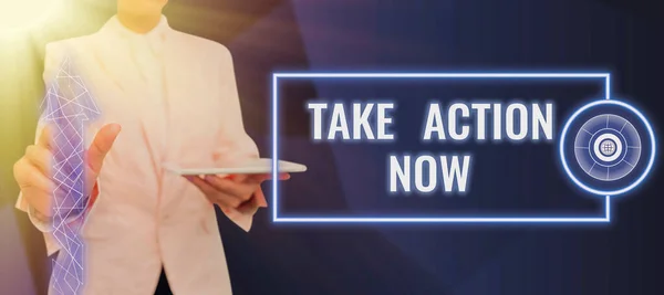 Take Action Now 비즈니스 누군가에게 서클에 청사진을 전시하고 발전을 전략을 — 스톡 사진