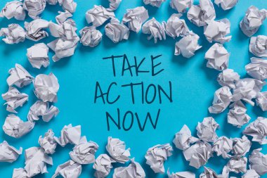 Take Action Now, Business approach 'ı gösteren bir metin. Birinden iyi performans göstermesini istiyor. Roket Kalkıyor, Ateşi Bırakıyor ve Önemli Mesajı Sunuyor..