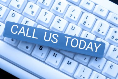 Call Us Today 'i sunan metin başlığı, danışmak veya desteklemek için bir telefon görüşmesi yapmak için kullanılan sözcük Masadaki İki Nota Klavyede Yazılan Önemli Mesajlar.