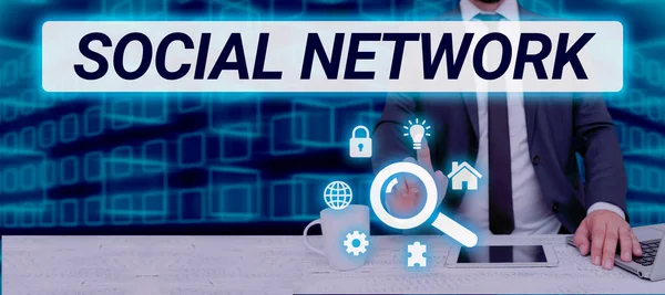 Schreiben Von Textanzeigen Soziale Netzwerkinteraktionen Austausch Von Informationen Zwischenmenschliche Beziehung — Stockfoto
