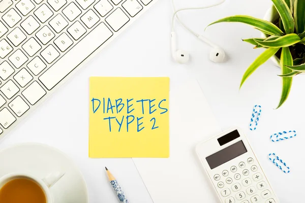 手写字牌2型糖尿病 身体不能正确使用胰岛素的商业进场条件在撕碎的硬纸板上写下重要的信息 — 图库照片