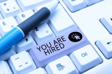 El yazısı metni işe alındınız, iş değerlendirmesi alınıyor ve bir etkinlik daveti alınıyor. İşadamı Önemli Bilgileri Tek Parmakla Göstererek Kutlama 'ya katılın..