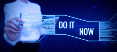 El yazısı imzası Hemen Yap, Hemen Tepki Sözcüğü Hemen Bir şeyler yapılmalı Kadın Tırmanıyor Dağ Tırmanışı Ödül Töreni Başarı Temsilcisi.