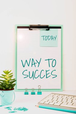 Başarının Kavramsal Gösterimi, İş Gösterisi Başarılı olma yolunda Üç Meslektaşın Birlikte Halat Çekmesi Takımının Başarı Planlarını Sunar.