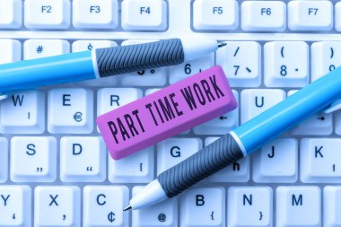 Yarı zamanlı Çalışmanın Sözcük 'ünü, kalıcı olmayan ama takım elbiseli bayanın elinde başarılı takım çalışmalarını simgeleyen kalem tutmasını gösteren bir tabela..