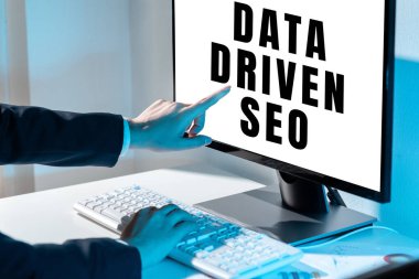 İlham kaynağı Data Driven Seo 'yu gösteren metin, İş dünyası arama motoru optimizasyon stratejileri web sitesi Üç Meslektaşın Çekim İpi Birlikte Sunar Takım Çalışması Planları.