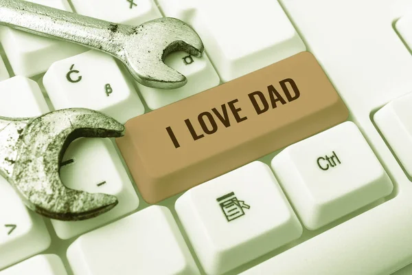 私が愛するお父さんを提示テキストキャプション ビジネスの概要私の父についての良い感情愛情の愛の幸福新しいメッセージノートブックとキーボードで机の上にクリップボードに提示 — ストック写真